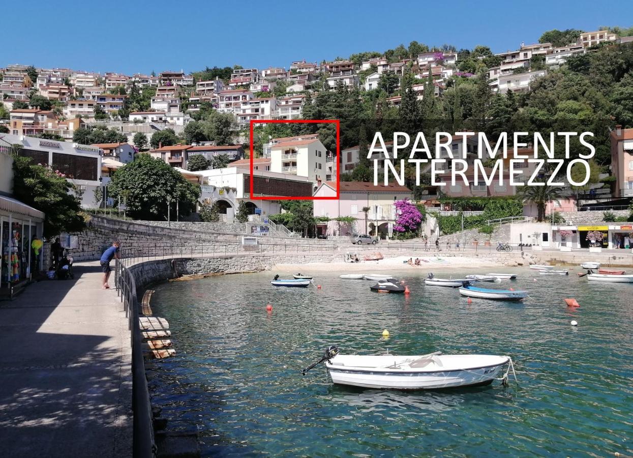 Rosanna - Intermezzo In Center Of Apartment *