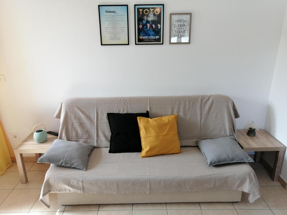 Rosanna - Intermezzo In Center Of Apartment